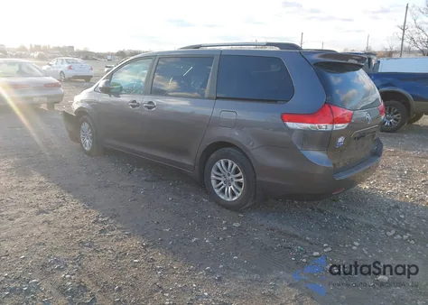 2012 Toyota Sienna Xle V6 8 Passenger z USA, uszkodzony, nr VIN 5TDYK3DC1CS177158